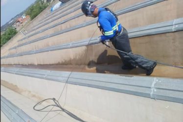 Requinte: a solução segura para limpeza de telhado de concreto