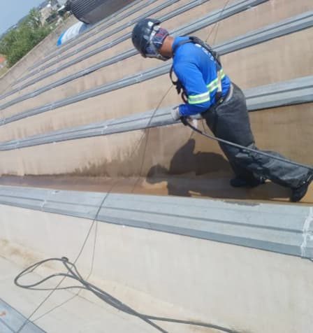 Requinte: a solução segura para limpeza de telhado de concreto