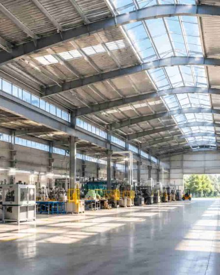 Iluminação natural em galpões: solução para reduzir custos na indústria